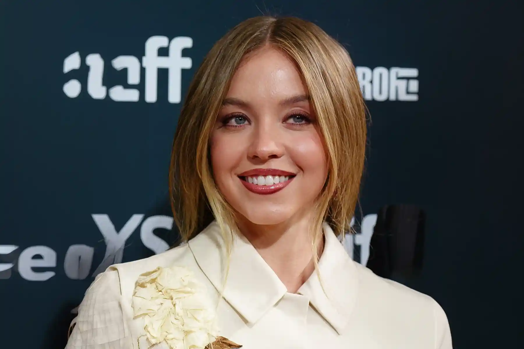 Sydney Sweeney Teeth Analysis: Before and After, Veneers, & Gummy Smile  Explained